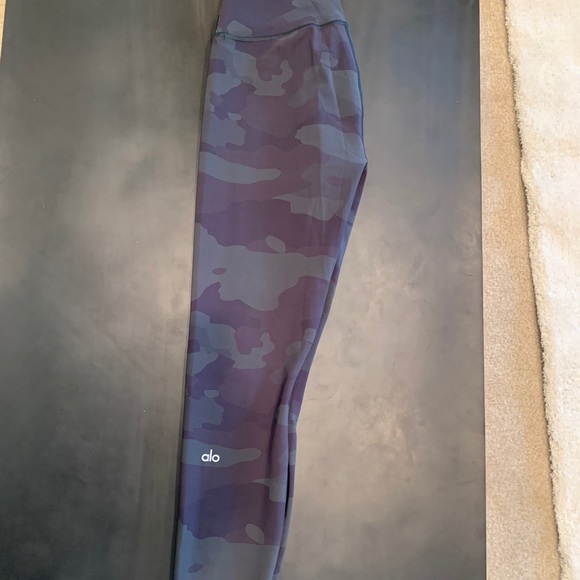 ALO Yoga Pants - Alo yoga vapor camouflage leggings